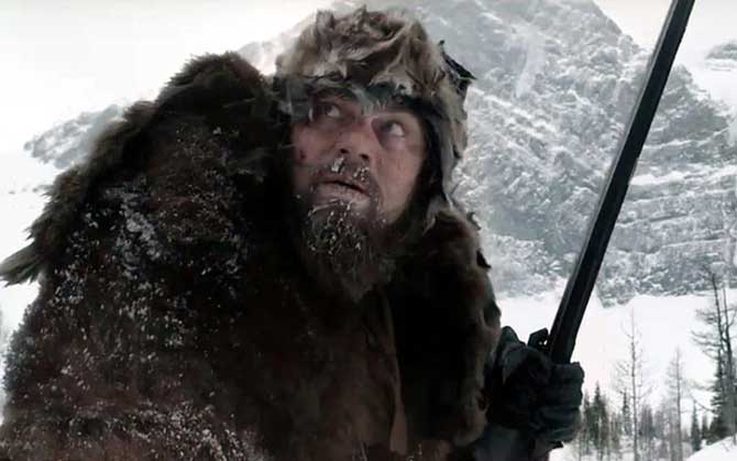 Leonardo Di Caprio utilizando casaco de pele feito com urso de verdade